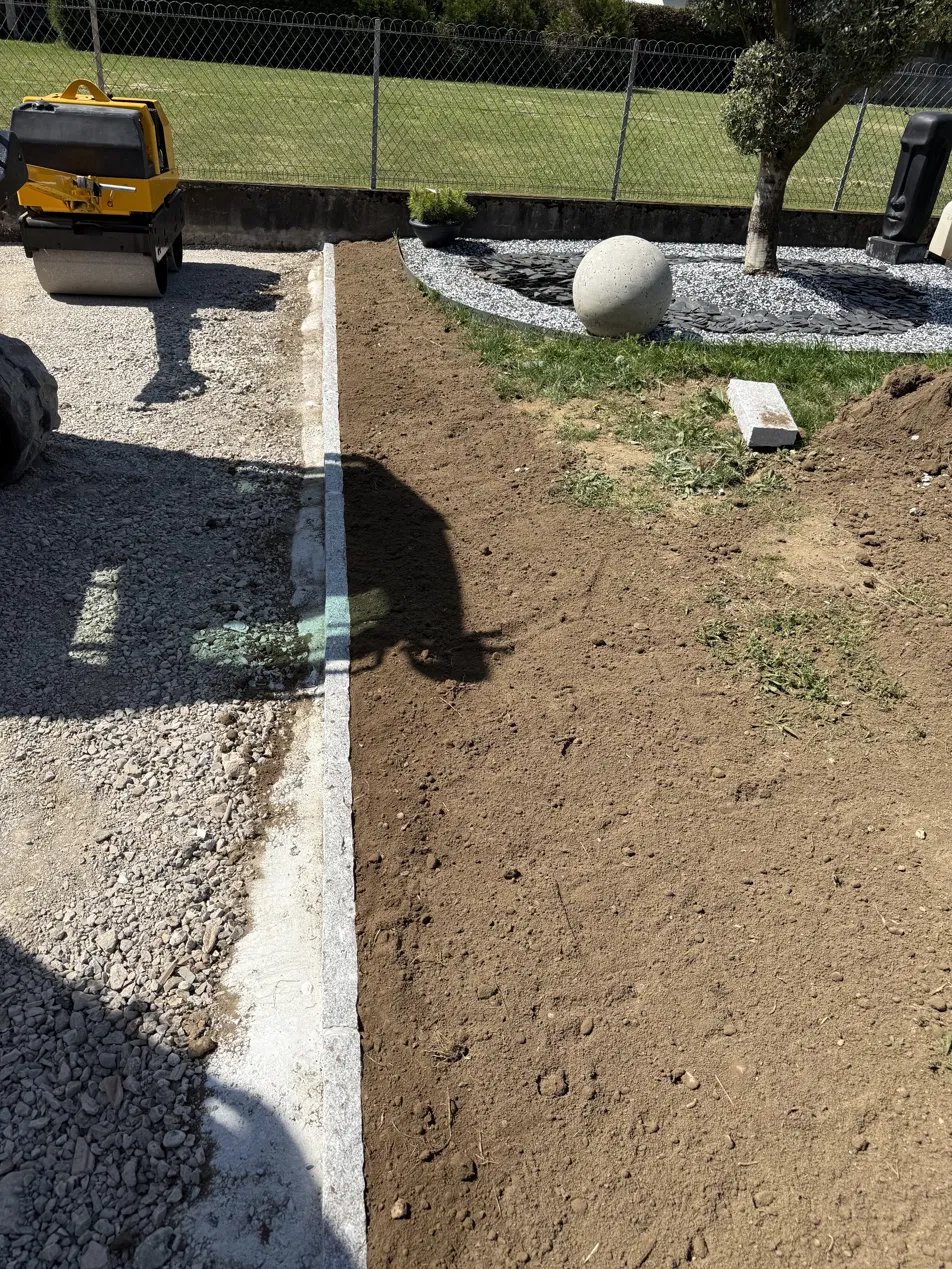 Chantier en cours, terrassement et pose de bordure