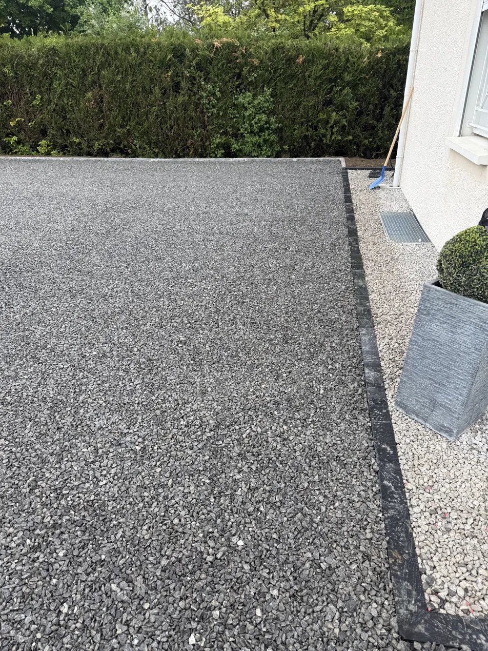 Allée en gravillon finie avec bordure granit