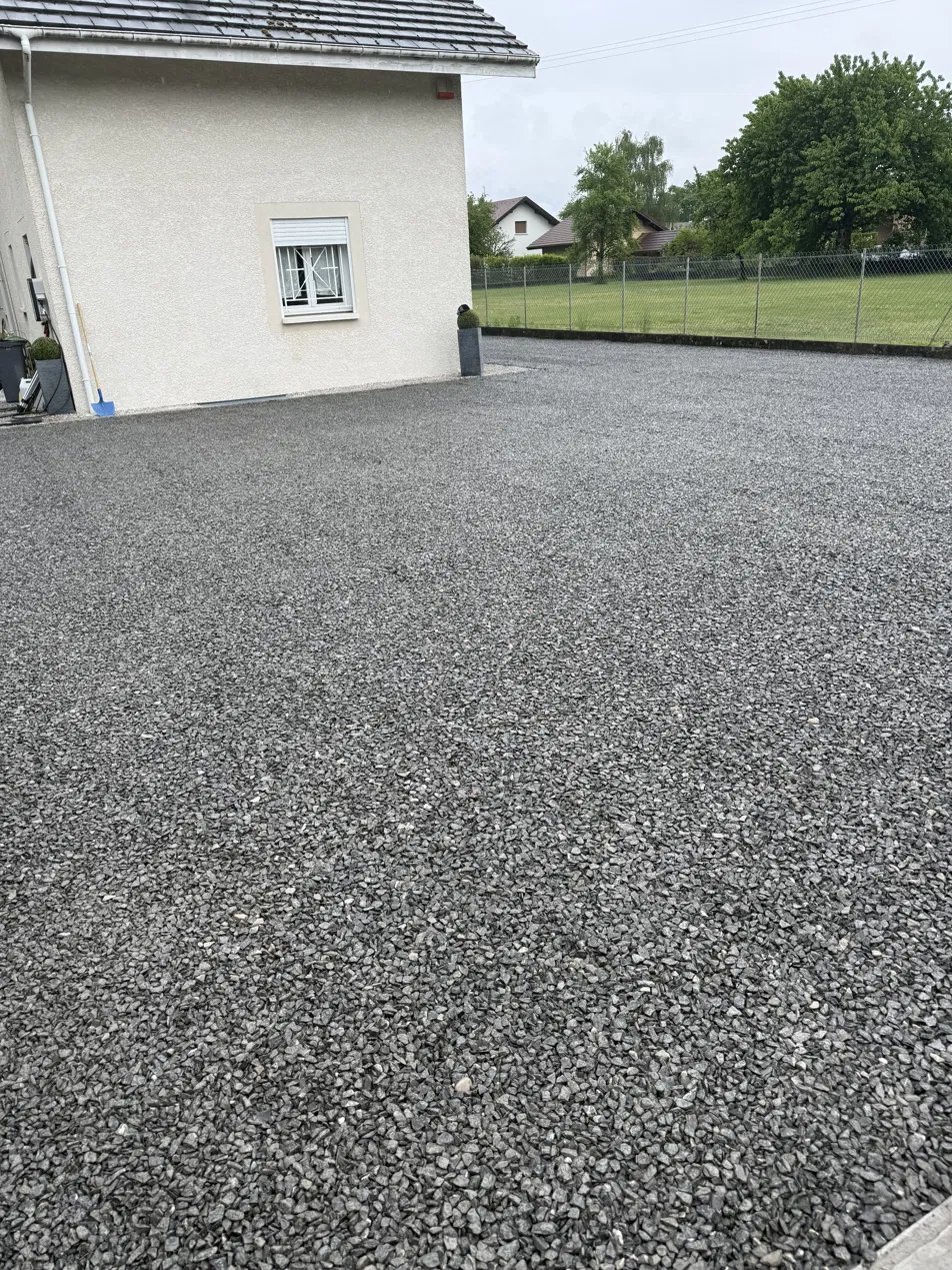Cour en gravillon, finition nette