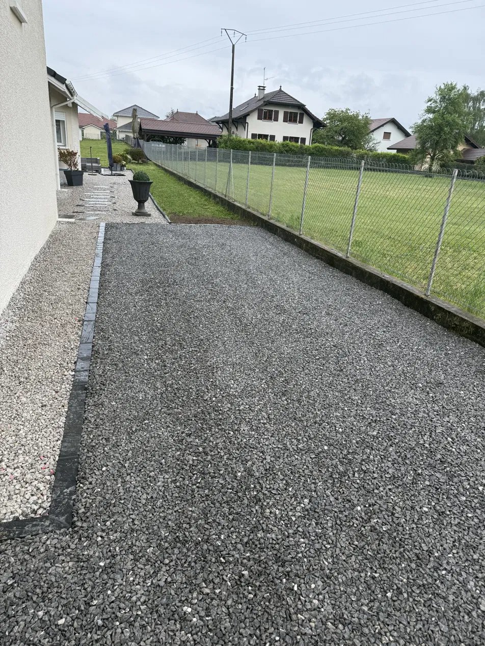 Allée et cour en gravillon réalisées par Lacroix TP en Haute-Savoie